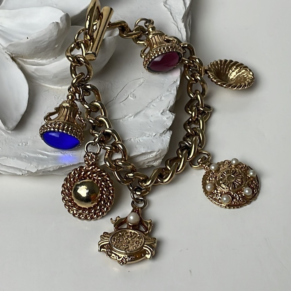 Chunky Gold Charm Bracelet Toggle Clasp 6 Charms